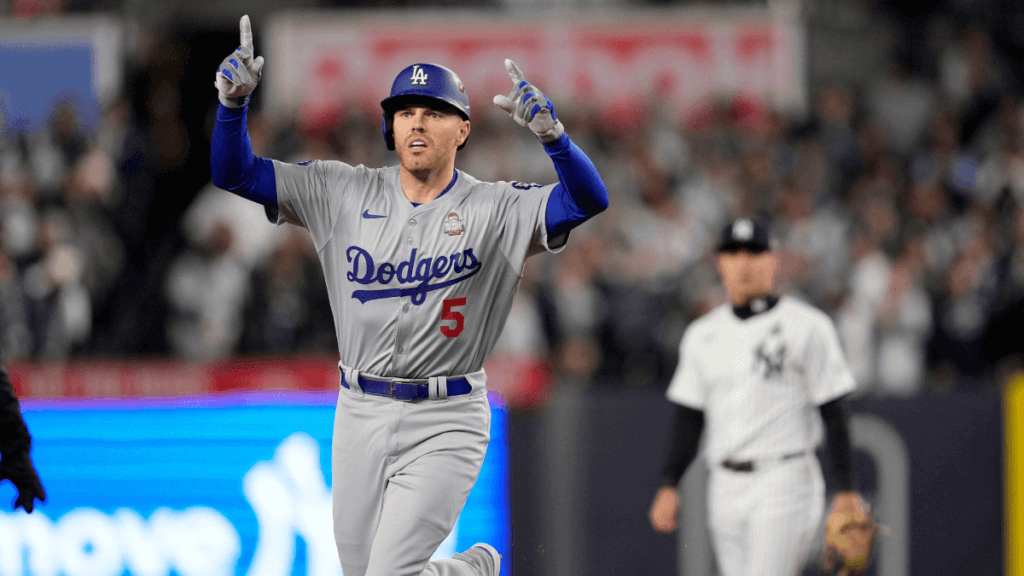 Freddie Freeman logra su tercer juego consecutivo de la Serie Mundial conectando un cuadrangular y Los Dodgers triunfan.