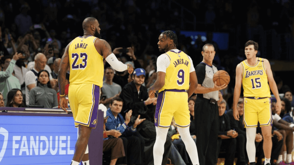 Lebron James y Bronny James, son la primera pareja padre e hijo en compartir en una misma cancha en la historia de la NBA.