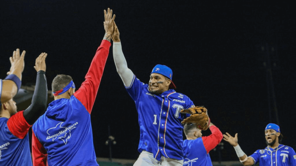 Los Tiburones de La Guaira superaron a Bravos de Margarita en el Estadio Universitario de Caracas 5-2.