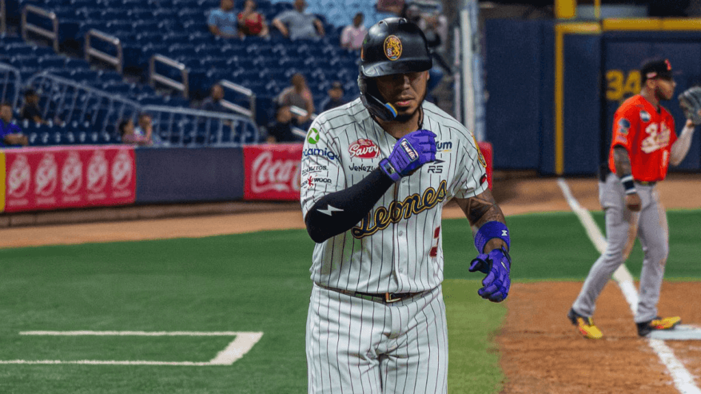 Harold Castro impulsó 3 carreras, incluyendo su 3er jonrón del año en el triunfo de Los Leones del Caracas.