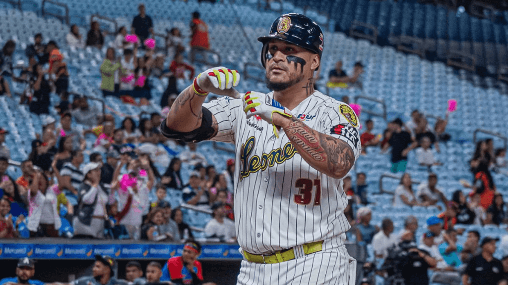 Oswaldo Arcia conectó su sexto jonrón del año con los Leones del Caracas y suma 62 HR en la LVBP.