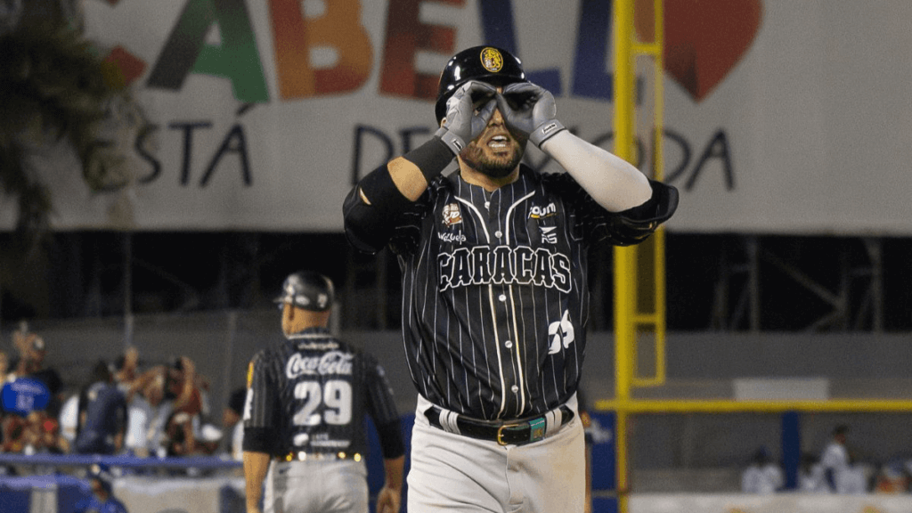 Eugenio Suárez conectó dos jonrones y debutó con triunfo con los Leones del Caracas.