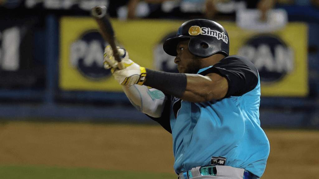 En el triunfo de los Bravos de Margarita ante los Navegantes del Magallanes, Juan Santana de 5-3 con 4 producidas.