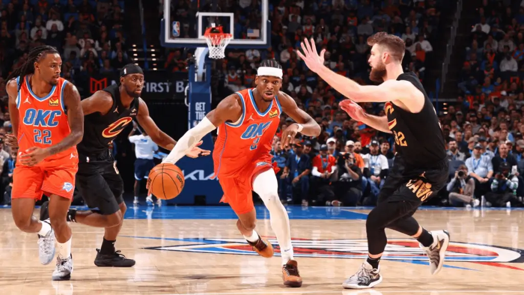 Oklahoma City Thunder derrotó a los Cleveland Cavaliers para seguir de líderes del Oeste.