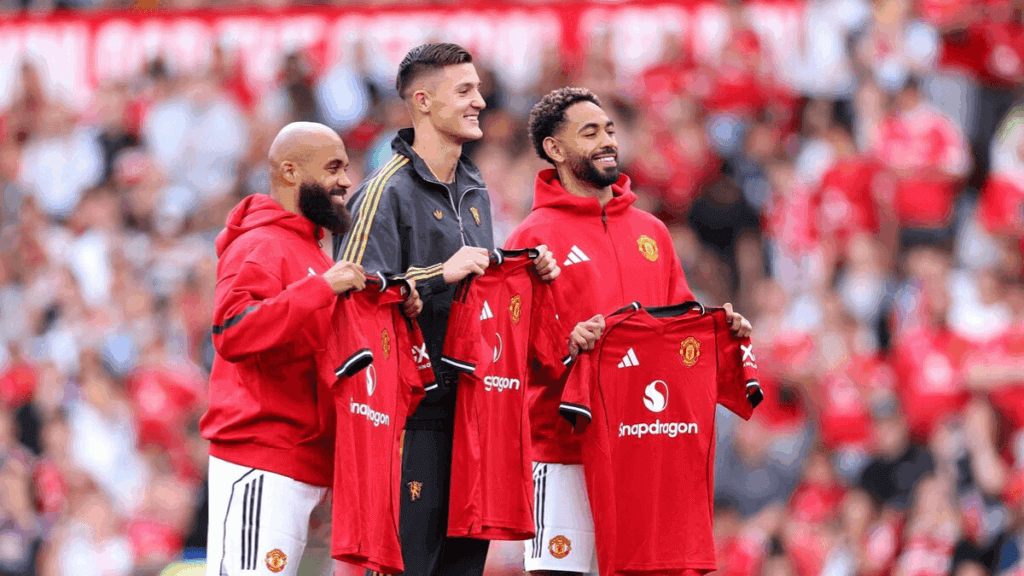 Bryan Mbeumo, Benjamín Seskoy y Matheus Cunha son los fichajes del Manchester United.